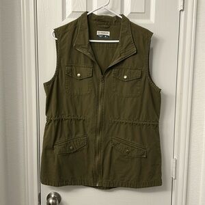 Magellan Outdoors Classic Fit Women’s Olive Green Utility Vest